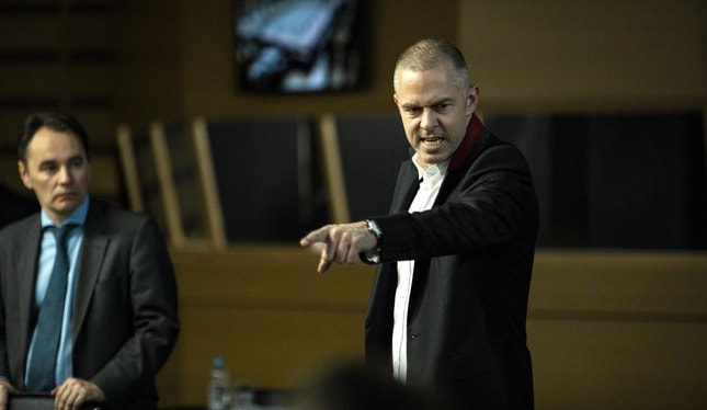 Christos Loulis no papel de Yanis Varoufakis — encenar a política como um acto heróico