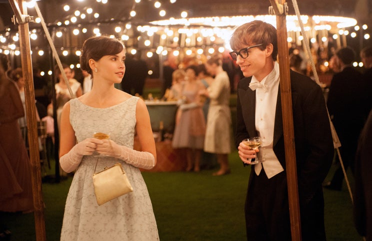 Felicity Jones e Eddie Redmayne — memórias encenadas em tom de telefilme