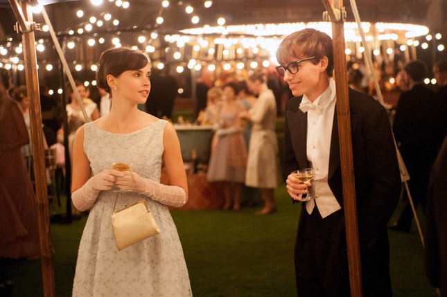 Felicity Jones e Eddie Redmayne — memórias encenadas em tom de telefilme