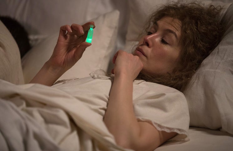 Rosamund Pike no papel de Marie Curie — um filme que vai esbanjando os seus próprios trunfos