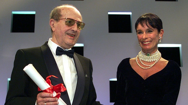 Manoel de Oliveira e Geraldine Chaplin de quem recebeu o Prémio do Júri do Festival de Cannes pelo filme 