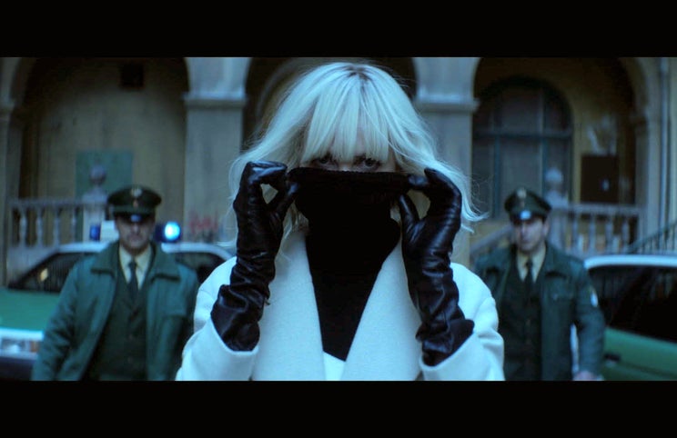 Charlize Theron em pose de agente especial do MI6
