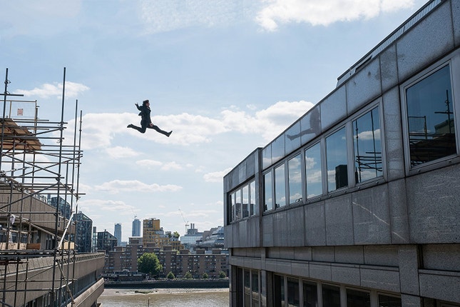 Tom Cruise segue na frente