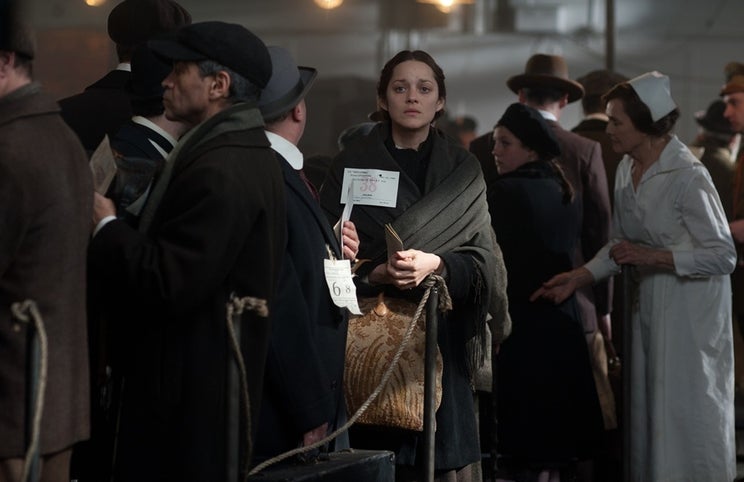 Marion Cotillard no cenário de Ellis Island — memórias da chegada à América em 1921