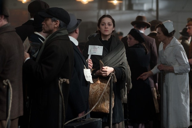 Marion Cotillard no cenário de Ellis Island — memórias da chegada à América em 1921