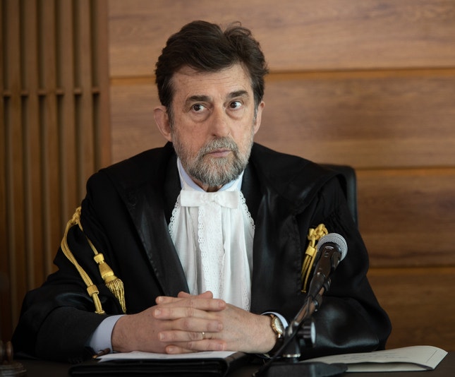 Nanni Moretti em pose de juiz: 