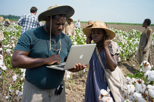 Steve McQueen e Lupita Nyong'o — rodagem de 