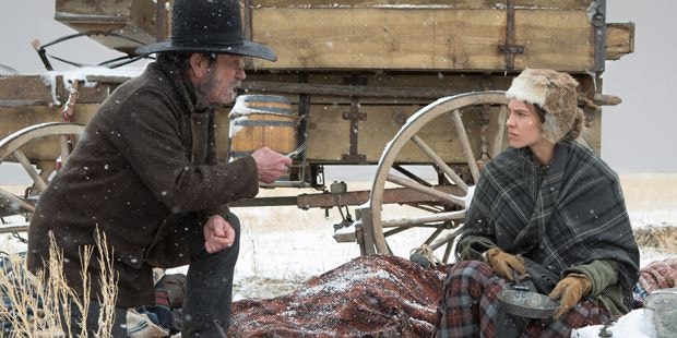 Tommy Lee Jones e Hillary Swank numa viagem no antigo oeste.