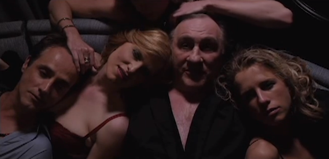 Gérard Depardieu personifianco a adição sexual de Dominique Strauss-Khan.