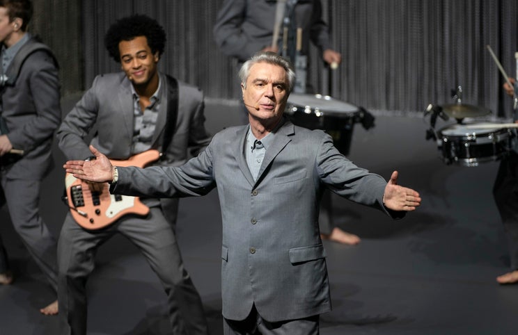 David Byrne no meio dos seus músicos: 