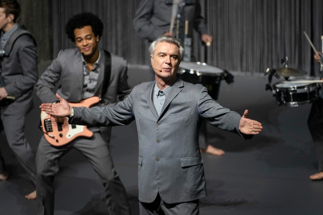 David Byrne no meio dos seus músicos: 