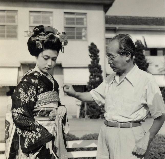 Rodagem de "Festa em Gion" (1953): a actriz Ayako Wakao e o realizador Kenji Mizoguchi