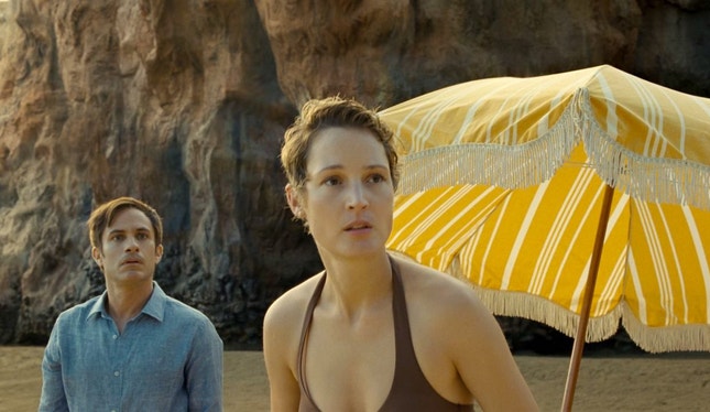 Gael García Bernal e Vicky Krieps numa praia assombrada: à maneira clássica da série B