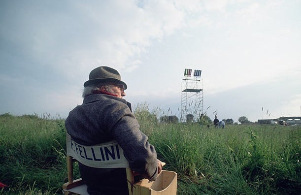 O autor num dos cenários do filme — Fellini entrevista Fellini