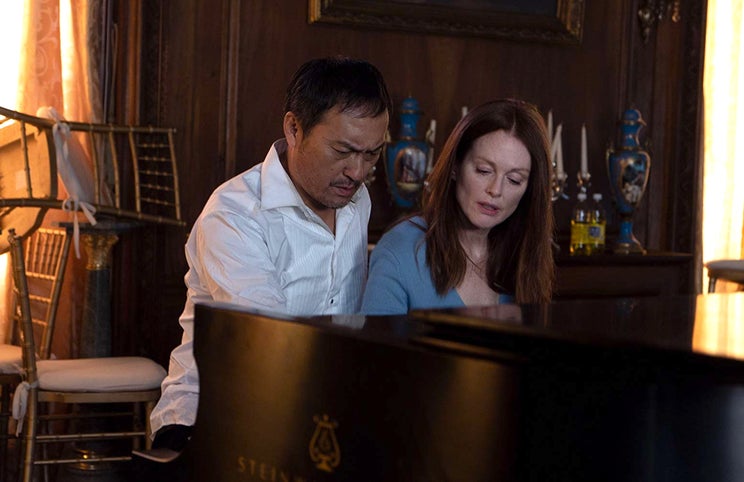 Ken Watanabe e Julianne Moore — um elenco vencido por vulgaridades dramáticas