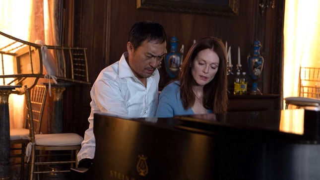 Ken Watanabe e Julianne Moore — um elenco vencido por vulgaridades dramáticas