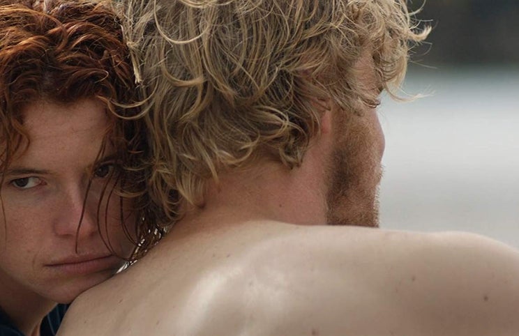 Jessie Buckley e Johnny Flynn — um magnífico par central num filme-revelação