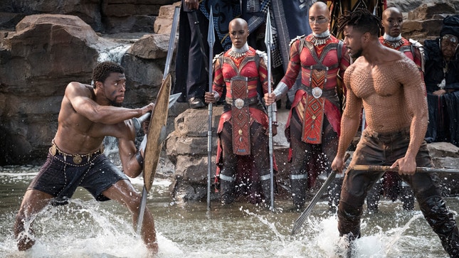 Imagem do filme: “Black Panther” sozinho na frente