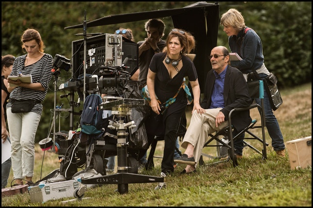 Agnès Haoui (ao centro), com Jean-Pierre Bacri, durante a rodagem de 