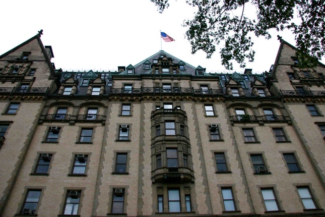 The Dakota, em Manhattan — foi junto à entrada que John Lennon foi assassinado