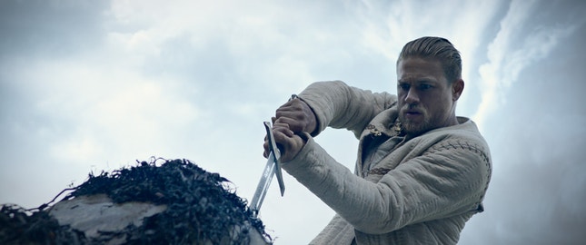 Imagem do filme: “Rei Artur: A Lenda da Espada” estreia em #1 nas salas portuguesas