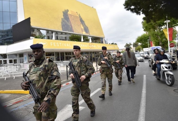 Militares franceses em patrulha à porta do Palácio dos Festivais na véspera do início do evento.