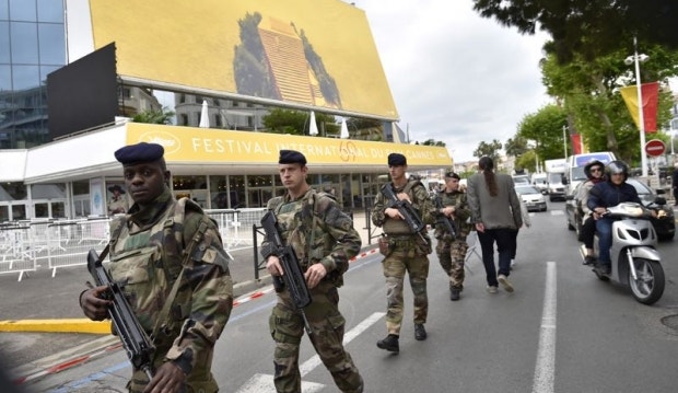 Militares franceses em patrulha à porta do Palácio dos Festivais na véspera do início do evento.