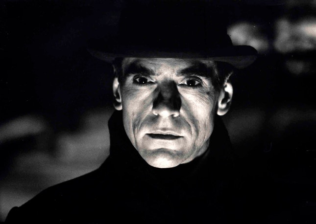 Jeremy Irons no papel de Kafka — para além das convenções da "biografia"