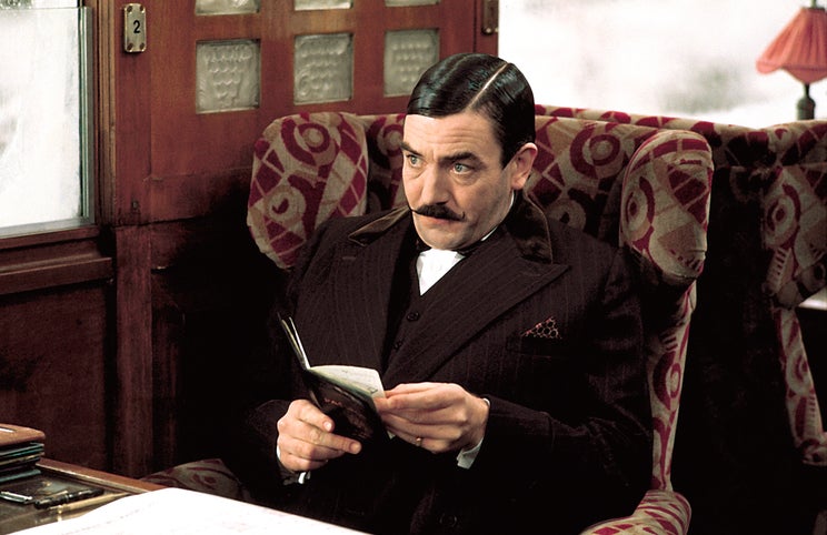 Albert Finney interpreta um Hercule Poirot misto de racionalismo e astúcia