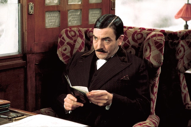 Albert Finney interpreta um Hercule Poirot misto de racionalismo e astúcia