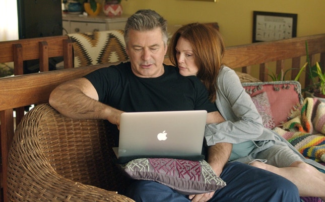 Alec Baldwin e Julianne Moore — percorrendo o labirinto familiar do Alzheimer