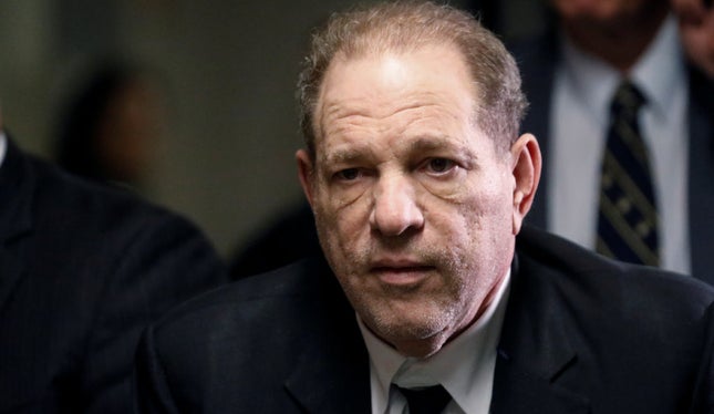 Harvey Weinstein é considerado culpado por três agressões sexuais em Los Angeles