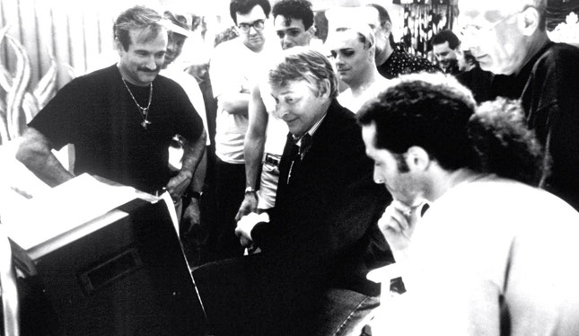 Mike Nichols, em 1996, na companhia de vários actores de 