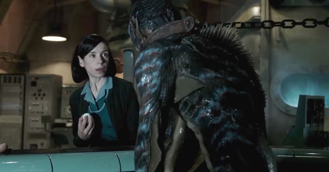 Sally Hawkins face ao monstro de "The Shape of Water"