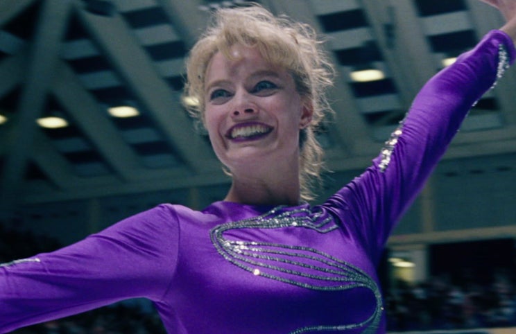 Margot Robbie interpretando Tonya Harding — notável composição, nomeada para um Oscar