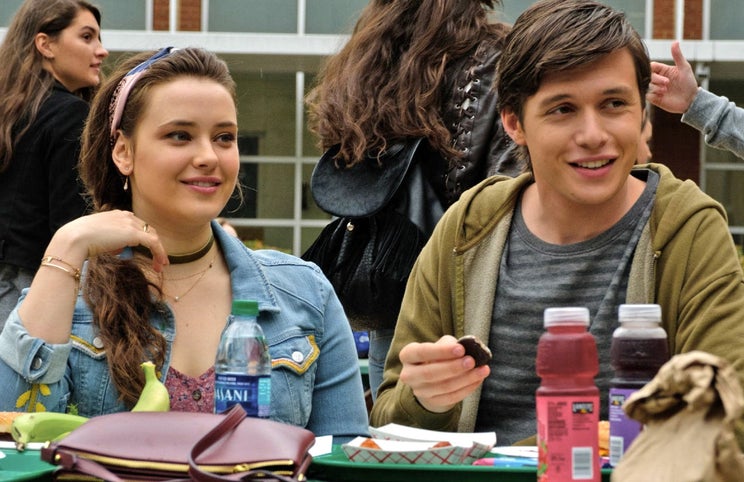 Katherine Langford e Nick Robinson em 