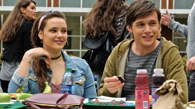 Katherine Langford e Nick Robinson em 