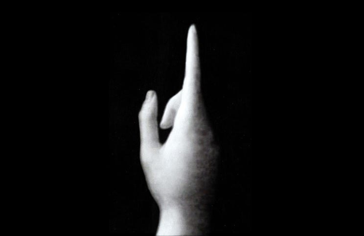 As mãos como símbolo do trabalho humano — ou o cinema reinventado por Godard