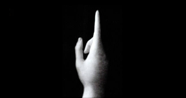 As mãos como símbolo do trabalho humano — ou o cinema reinventado por Godard