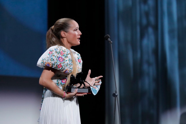 Ana Rocha de Sousa emocionada no palco em Veneza.