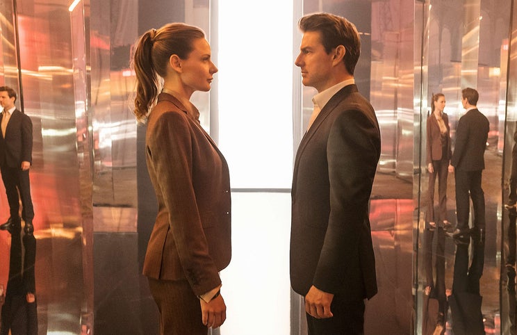 Rebecca Ferguson e Tom Cruise — o espectáculo como jogo de espelhos