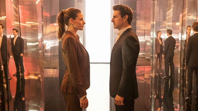 Rebecca Ferguson e Tom Cruise — o espectáculo como jogo de espelhos