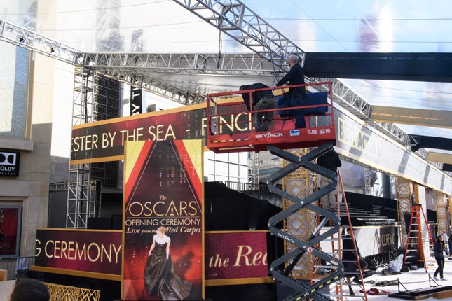 Preparação da cerimónia de entrega dos Óscares à entrada do Dolby Theatre em Hollywood. Foto: Robert Gladden / ©A.M.P.A.S.