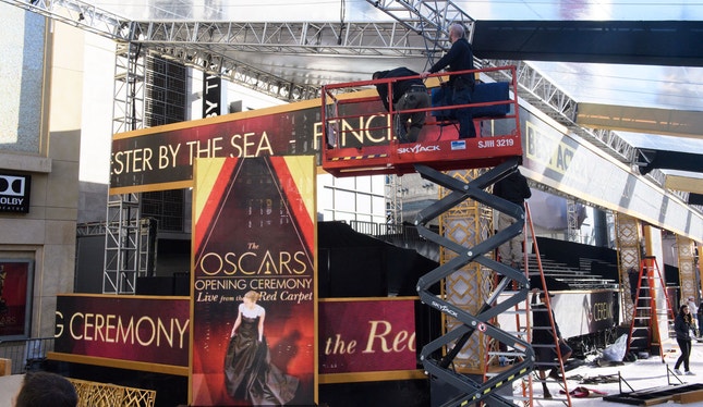 Preparação da cerimónia de entrega dos Óscares à entrada do Dolby Theatre em Hollywood. Foto: Robert Gladden / ©A.M.P.A.S.