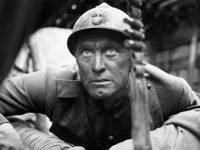 Kirk Douglas em "Paths of Glory" — no coração da violência humana