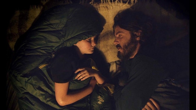 Anna Pniowsky e Casey Affleck — pai e filha num mundo pós-apocalíptico