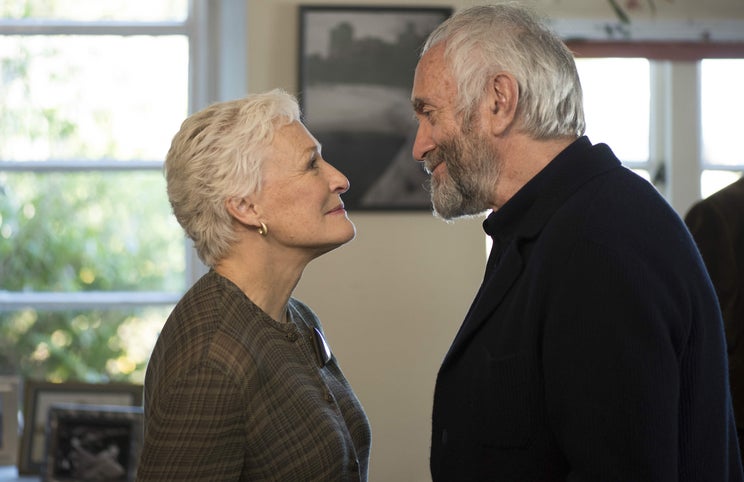 Glenn Close e Jonathan Pryce — um elenco competente num filme convencional