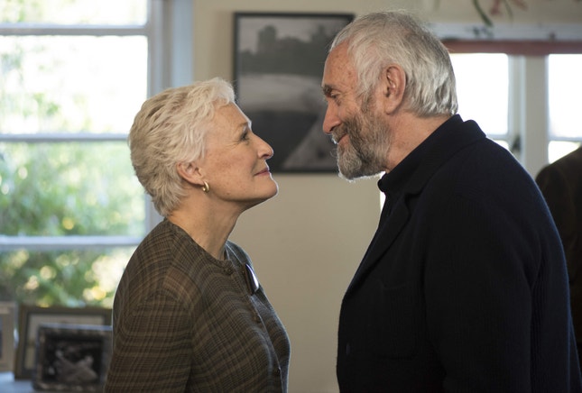 Glenn Close e Jonathan Pryce — um elenco competente num filme convencional