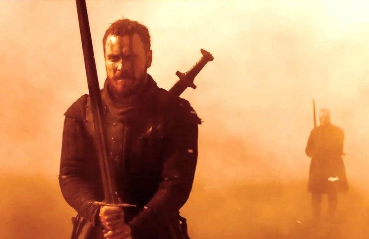 Michael Fassbender como Macbeth — rodeado por uma paisagem 