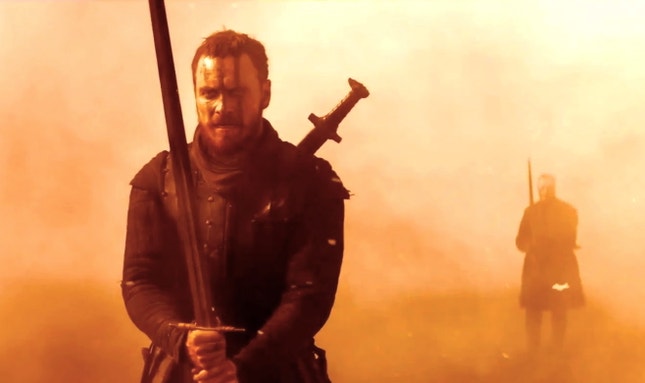 Michael Fassbender como Macbeth — rodeado por uma paisagem 